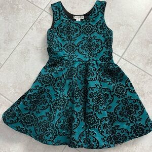 Beautiful Knitworks Girls Green Dress With Black Design Holiday Xmas - Size 8